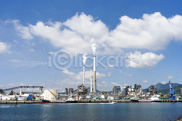 사람없음 JPG 포토 공장 구름(자연) 굴뚝 도시 도시풍경 바다 야외 연기 주간 풍경(경치) 하늘 해안도시