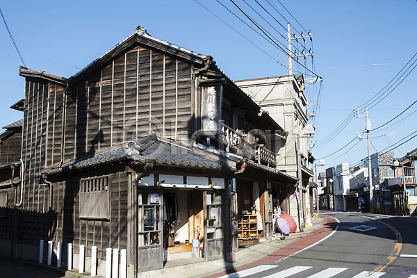 사람없음 JPG 포토 건축 고건축 도로 마을 목조 아시아 야외 일본 일본건축 일본문화 일본전통 전선 전통 주간 주택 풍경(경치) 횡단보도