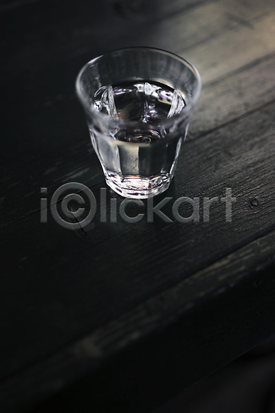 사람없음 JPG 근접촬영 아웃포커스 포토 물 물컵 오브젝트 음료 컵 탁자