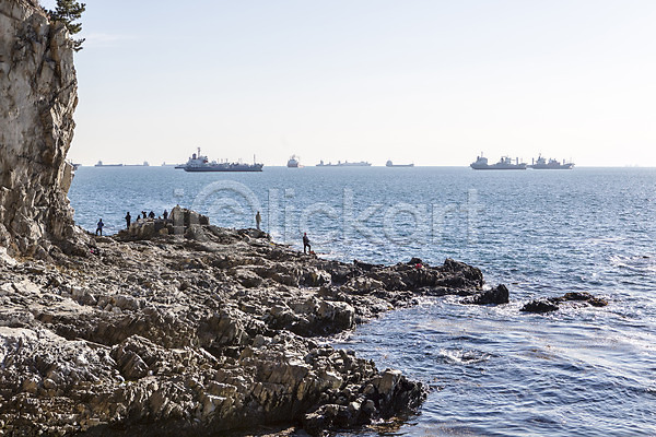 사람 JPG 포토 갈맷길 돌(바위) 바다 바위(돌) 배(교통) 부산 야외 영도 절벽 주간 풍경(경치) 한국 해변