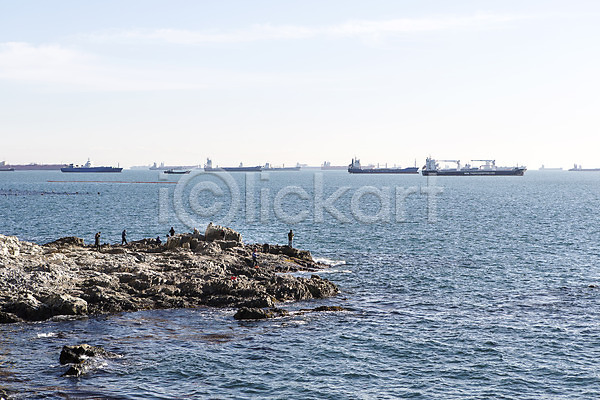 사람 여러명 JPG 포토 갈맷길 돌(바위) 바다 바위(돌) 배(교통) 부산 야외 영도 주간 풍경(경치) 한국 해변