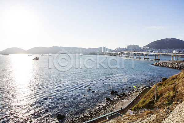사람 여러명 JPG 포토 다리(건축물) 바다 부산 산 산책로 야외 영도 주간 풍경(경치) 한국 해변