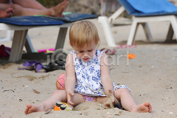 천진난만 행복 휴식 사람 아기 어린이 여자 한명 JPG 포토 해외이미지 걸음마 놀이 모래 야외 얼굴 여름(계절) 해외202004 휴가