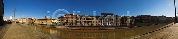 따뜻함 사람없음 JPG 포토 해외이미지 강 건물 건축양식 도시 물 여행 옛날 유럽 이탈리아 주택 타운 태양 토스카나 파노라마 파란색 풍경 하늘 해외202004 해외포토 햇빛 휴가