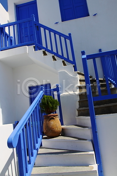 사람없음 JPG 포토 해외이미지 건물 계단 그리스 미코노스섬 산토리니 여행 유럽 파란색 풍경(경치) 해외202004 화분 흰색