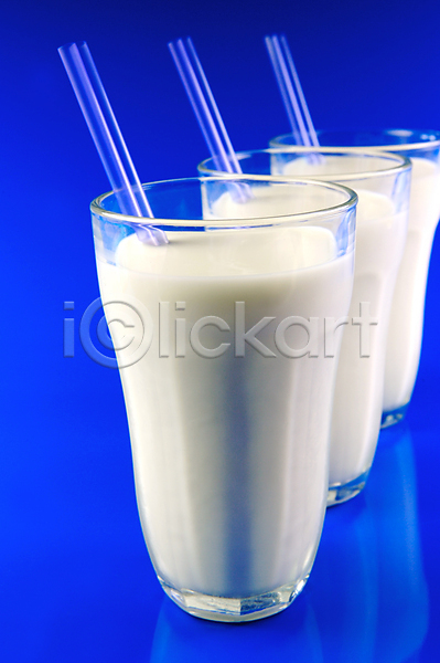 사람없음 JPG 포토 해외이미지 가득함 건강 고립 다이어트 밀짚 백그라운드 우유 유리 음료 음식 자르기 칼슘 크림 파란색 해외202004