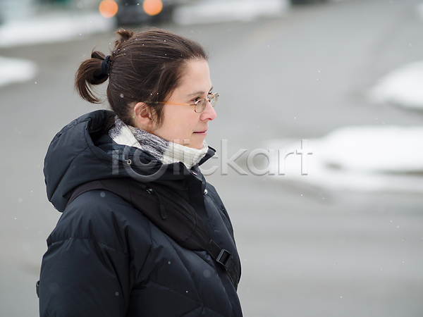 추위 백인 여자 한명 JPG 포토 해외이미지 거리 겨울 계절 날씨 미소(표정) 봄 야외 해외202004
