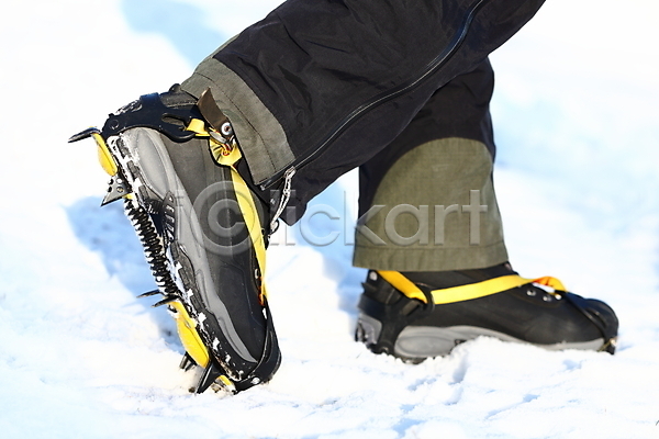 신체부위 JPG 포토 해외이미지 걷기 겨울 등산 등산화 발 설산 신발 아이젠 야외 양발 오르기 장비 주간 트래킹 하이커 하이킹 해외202004