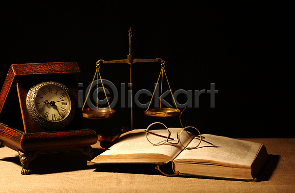 법 빈티지 사람없음 JPG 포토 해외이미지 검은배경 법전 시계 실내 양팔저울 오브젝트 해외202004