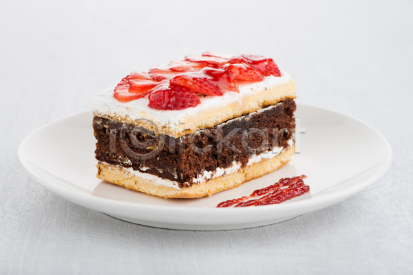 달콤 사람없음 JPG 포토 해외이미지 딸기 실내 접시 초콜릿 케이크 해외202004 흰배경