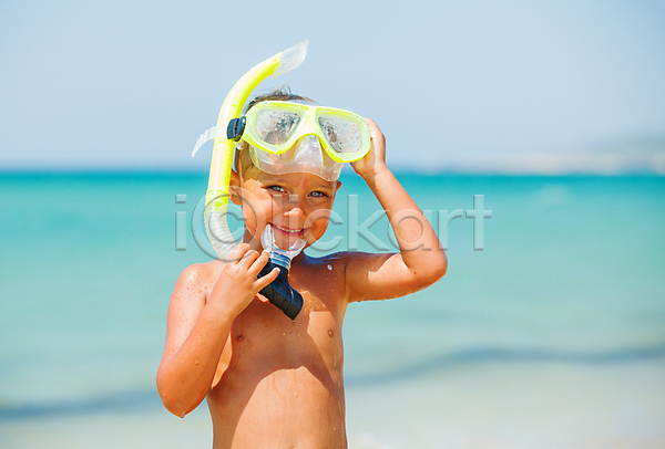 행복 남자 백인 사람 소년 아기 어린이 한명 JPG 포토 해외이미지 가면 고글 놀이 다이빙 모래 물 미소(표정) 바다 스노클링 스포츠 얼굴 여름(계절) 여행 자연 장비 태양 파란색 하늘 해변 해외202004 휴가