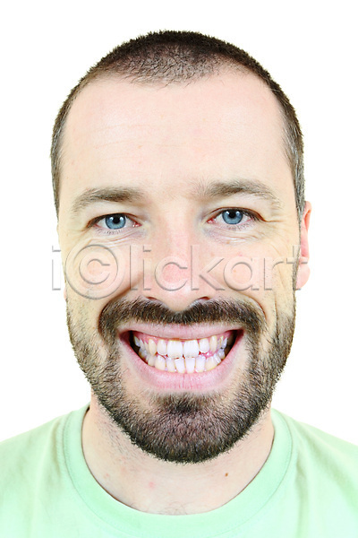 청춘(젊음) 행복 30대 남자 백인 사람 성인 한명 JPG 포토 해외이미지 감정 고립 미소(표정) 수염 어둠 얼굴 일상 콧수염 표현 해외202004 흰색