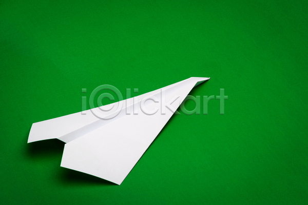 사람없음 JPG 포토 해외이미지 실내 종이 종이비행기 초록배경 한개 해외202004