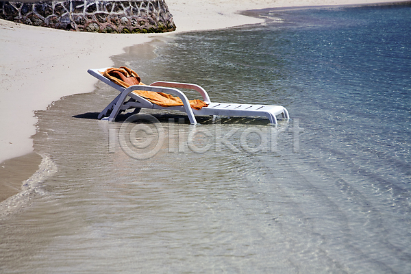 뜨거움 휴식 사람없음 JPG 포토 해외이미지 맑음 모래 물 바다 버리기 수건 여름(계절) 의자 조류 침대 하늘 해외202004 햇빛 휴가 휴게실 흰색