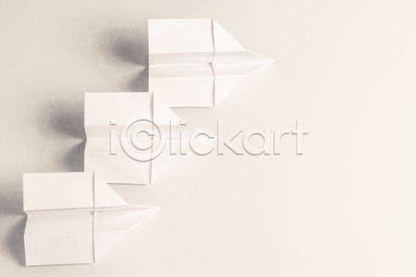 사람없음 JPG 포토 해외이미지 그림자 세개 실내 종이 종이비행기 카피스페이스 해외202004 흰배경