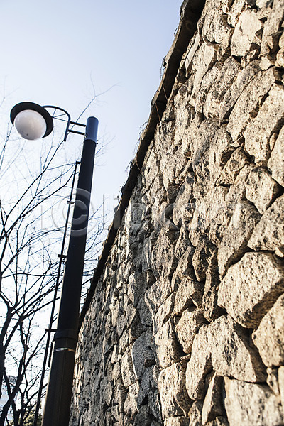 사람없음 JPG 로우앵글 포토 가로등 겨울 골목길 나무 나뭇가지 돌담 백그라운드 삼청동 서울 식물 야외 주간 풍경(경치) 하늘