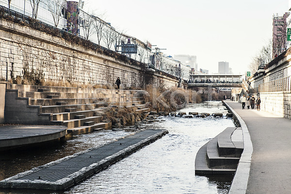 사람 JPG 포토 겨울 계단 다리(건축물) 물 백그라운드 보행자 서울 야외 주간 청계천 풍경(경치)