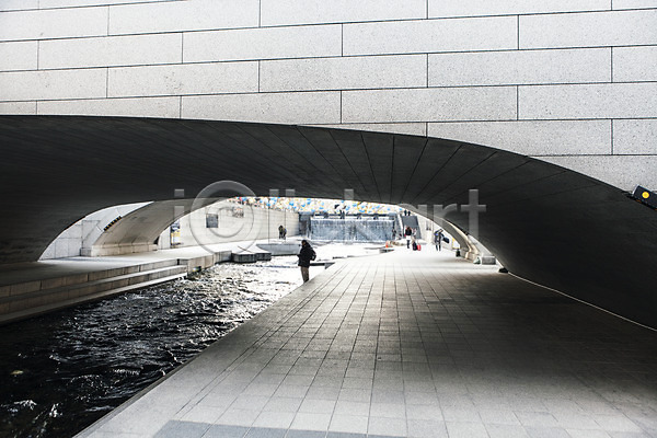 사람 JPG 포토 겨울 길 다리(건축물) 돌(바위) 백그라운드 보행자 서울 야외 주간 청계천 풍경(경치)
