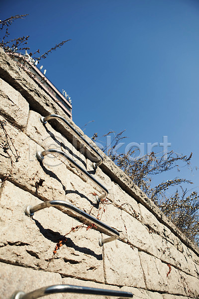 사람없음 JPG 포토 겨울 계단 담장 백그라운드 벽 서울 식물 야외 주간 청계천 풀(식물) 풍경(경치) 하늘