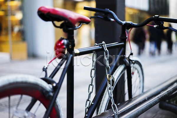 JPG 아웃포커스 포토 거리 거리풍경 교통수단 도시풍경 보행자 쇠사슬 야외 육상교통 자물쇠 자전거 주간 주차