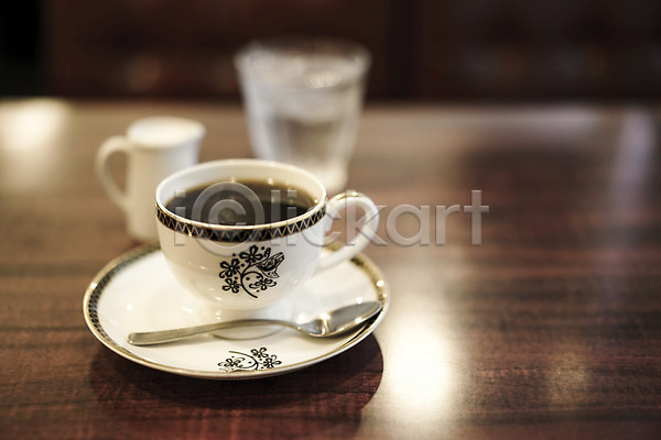 사람없음 JPG 아웃포커스 포토 물 물컵 원두커피 음료 음식 일본음식 카페 커피 커피잔 컵 컵받침 탁자 티스푼