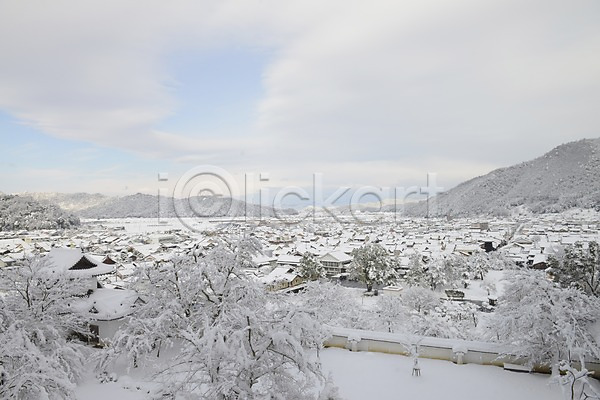 사람없음 JPG 포토 겨울 계절 구름(자연) 나무 눈(날씨) 마을 산 설경 식물 야외 자연 주간 주택 풍경(경치) 하늘