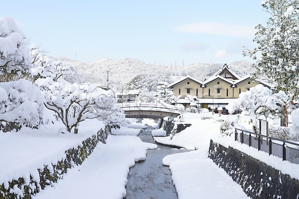 사람없음 JPG 포토 겨울 계곡 계절 구름(자연) 나무 눈(날씨) 다리(건축물) 식물 야외 자연 주간 주택 풍경(경치) 하늘
