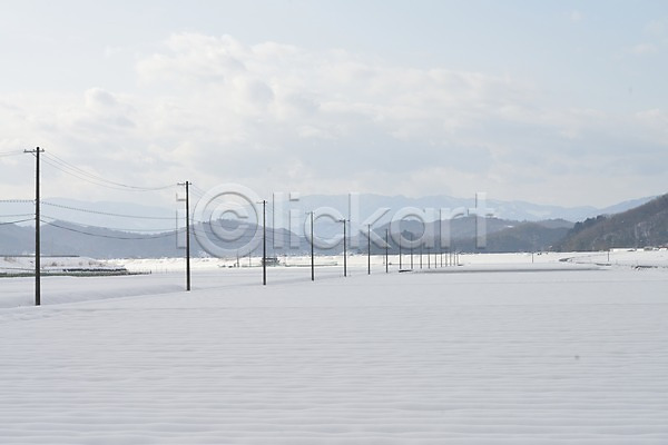 사람없음 JPG 포토 겨울 계절 구름(자연) 눈(날씨) 산 설원 야외 자연 전봇대(시설물) 주간 풍경(경치) 하늘