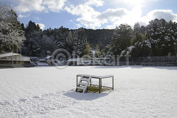 사람없음 JPG 포토 겨울 계절 구름(자연) 나무 눈(날씨) 단상 식물 야외 운동장 주간 풍경(경치) 하늘 학교