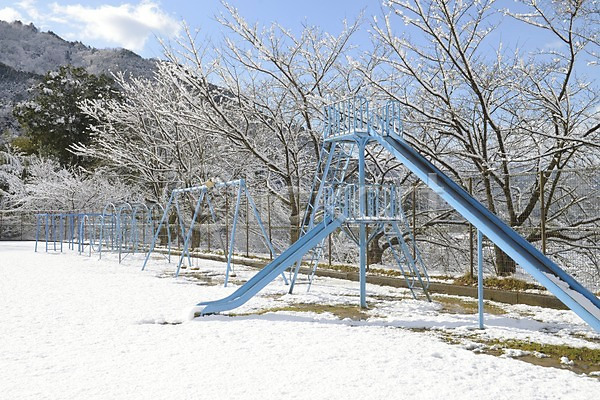 사람없음 JPG 포토 겨울 계절 그네 나무 놀이기구 놀이터 눈(날씨) 미끄럼틀 식물 야외 운동장 주간 풍경(경치)