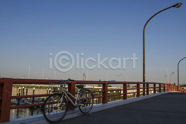 사람없음 JPG 포토 가로등 강 난간 다리(건축물) 도시 야외 일본 자전거 주간 풍경(경치) 하네다 하늘 해외풍경