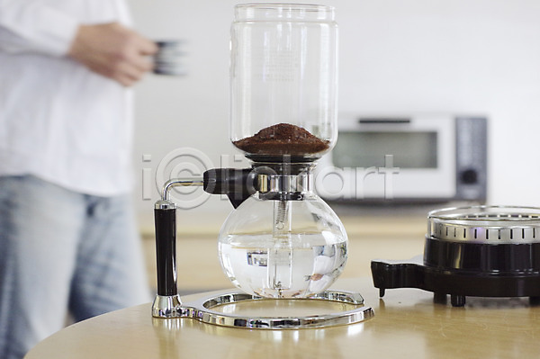 사람 한명 JPG 포토 들기 오브젝트 원두커피 음료 주방 주방용품 주전자 찻잔 커피 커피메이커 탁자