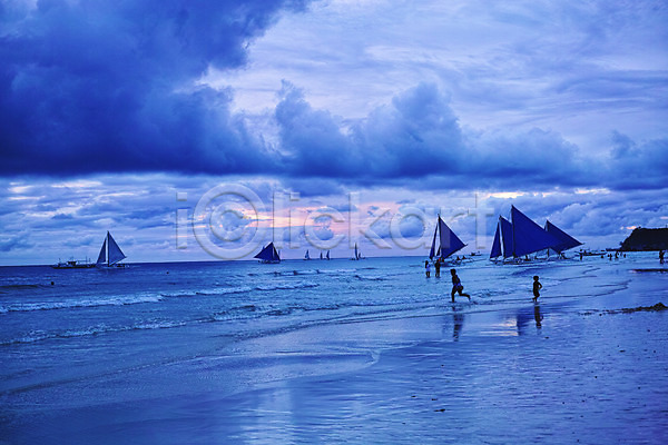 여러명 JPG 포토 구름(자연) 노을 바다 보라카이 아시아 요트 일몰 풍경(경치) 필리핀 하늘 해변 휴양지