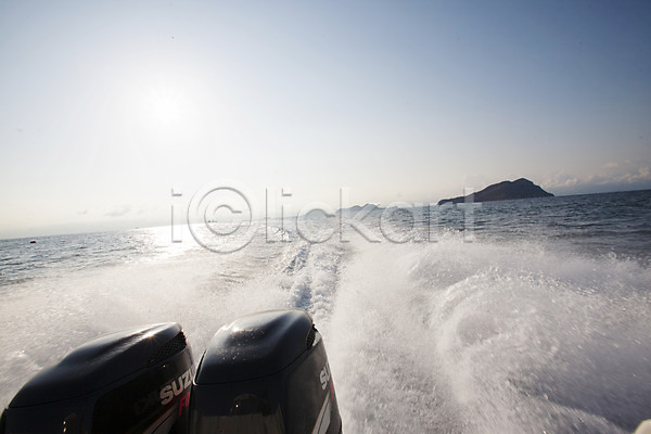 사람없음 JPG 포토 모터보트 물보라 바다 보트 섬 속도 야외 자연 주간 파도 풍경(경치) 하늘 햇빛
