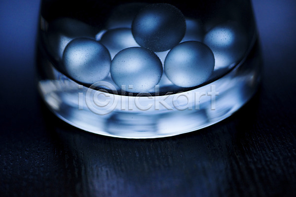 사람없음 JPG 근접촬영 포토 구슬 오브젝트 유리 잔 컵 클래식블루 투명 트렌드컬러 파란색