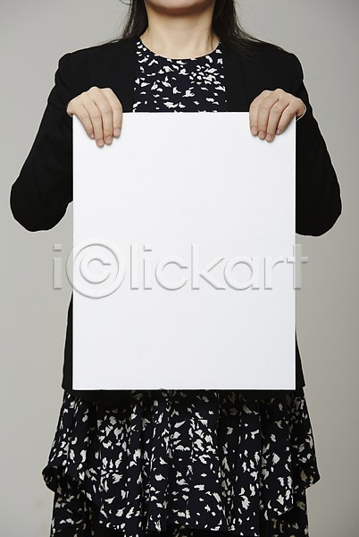 사람 성인 여자 한명 JPG 포토 들기 상반신 스튜디오촬영 실내 알림 원피스 종이 포스터 프레임