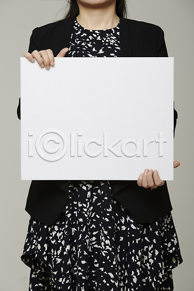 사람 성인 여자 한명 JPG 포토 들기 상반신 스튜디오촬영 실내 알림 원피스 종이 포스터 프레임