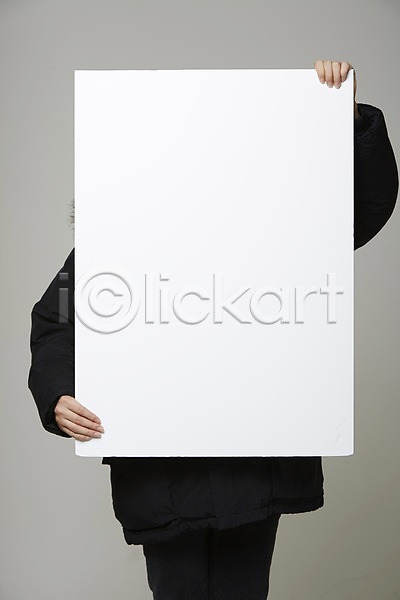 남자 사람 성인 한명 JPG 포토 들기 상반신 스튜디오촬영 실내 알림 점퍼 종이 포스터 프레임