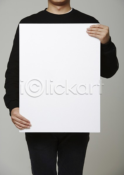 남자 사람 성인 한명 JPG 포토 들기 상반신 스튜디오촬영 실내 알림 종이 티셔츠 포스터 프레임