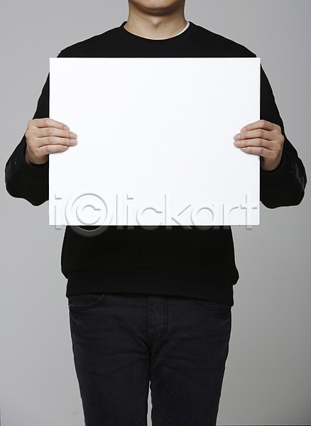 남자 사람 성인 한명 JPG 포토 들기 상반신 스튜디오촬영 실내 알림 종이 티셔츠 포스터 프레임