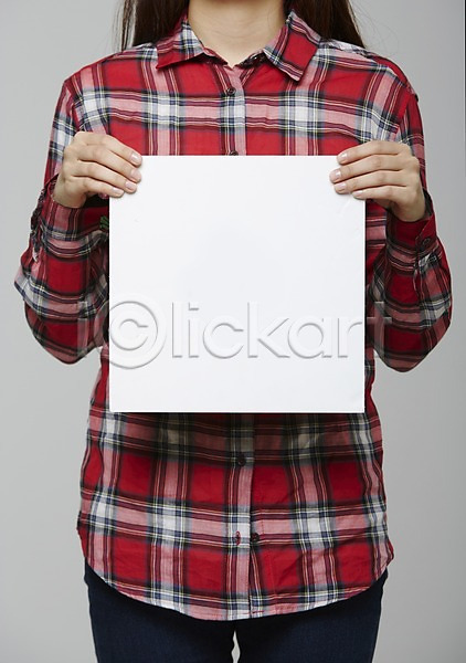 사람 성인 여자 한명 JPG 포토 들기 상반신 셔츠 스튜디오촬영 실내 알림 종이 체크무늬 포스터 프레임