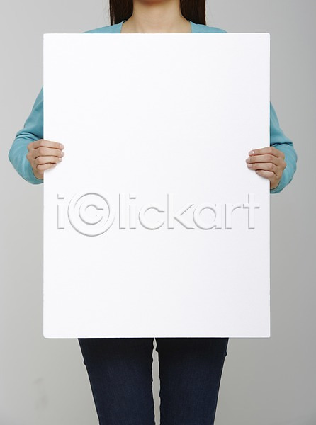 사람 성인 여자 한명 JPG 포토 들기 상반신 스튜디오촬영 실내 알림 종이 카디건 포스터 프레임