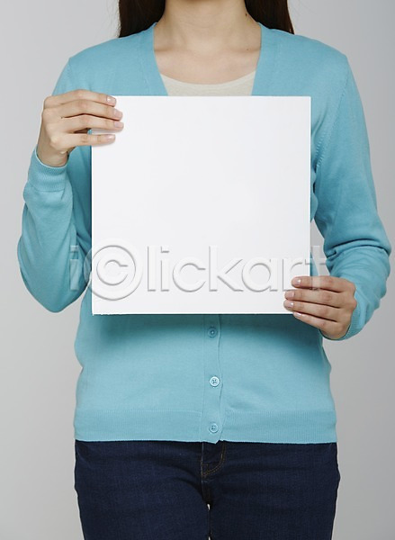 사람 성인 여자 한명 JPG 포토 들기 상반신 스튜디오촬영 실내 알림 종이 카디건 포스터 프레임