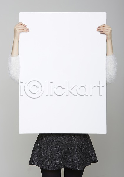 사람 성인 여자 한명 JPG 포토 들기 상반신 스웨터 스튜디오촬영 실내 알림 종이 치마 포스터 프레임