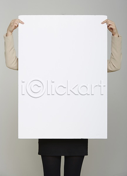 사람 성인 여자 한명 JPG 포토 들기 상반신 스튜디오촬영 실내 알림 정장 종이 포스터 프레임