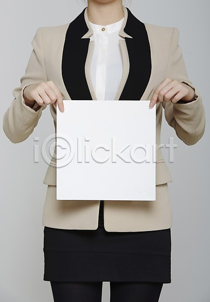 사람 성인 여자 한명 JPG 포토 들기 상반신 스튜디오촬영 실내 알림 정장 종이 포스터 프레임