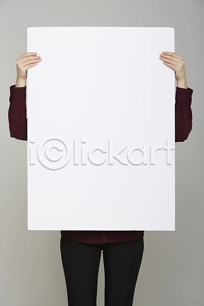 사람 성인 여자 한명 JPG 포토 들기 상반신 셔츠 스튜디오촬영 실내 알림 종이 포스터 프레임