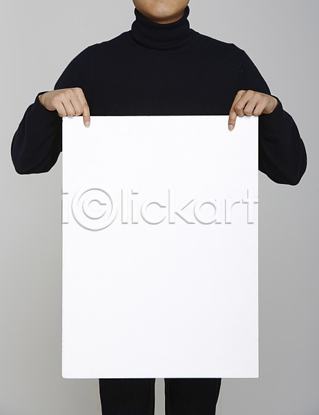 남자 사람 성인 한명 JPG 포토 들기 상반신 스튜디오촬영 실내 알림 종이 터틀넥 포스터 프레임