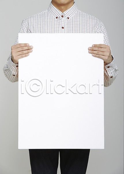 남자 사람 성인 한명 JPG 포토 들기 상반신 셔츠 스튜디오촬영 실내 알림 종이 포스터 프레임