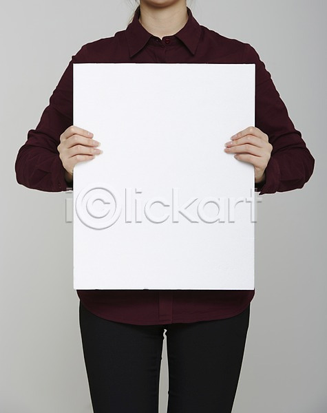 사람 성인 여자 한명 JPG 포토 들기 상반신 셔츠 스튜디오촬영 실내 알림 종이 포스터 프레임